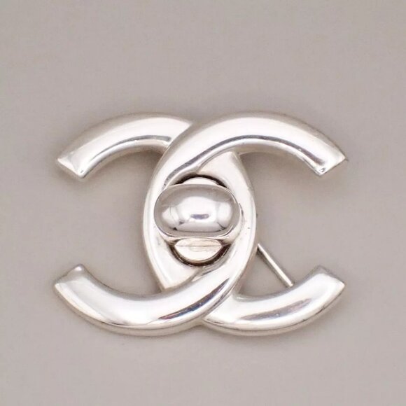 CHANEL CC Logo Turn Lock Pin Brooch 96P Clip-On Silver SHW Vintage authentic - Picture 1 of 8